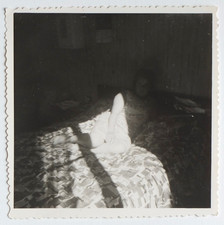 Femme allongée lit pose lumière soleil - Photo vintage snapshot