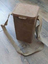 Un étui de masque à gaz