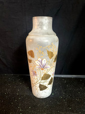 vase émaillé décor de fleurs fond blanc.