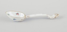 Meissen, Germany. Grande cuillère ancienne en porcelaine. 19th C.