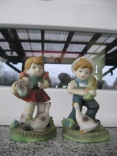 STATUETTE SUJETS  COUPLE ENFANTS AVEC ANIMAUX 16 Cm haut