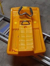 luge plastique jaune avec