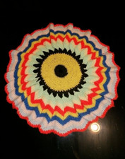 Napperon crochet laine vintage année 70, rouge, bleu, jaune ,noir, blanc