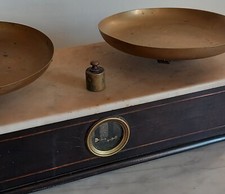 Balance ancienne en bois, marbre et laiton