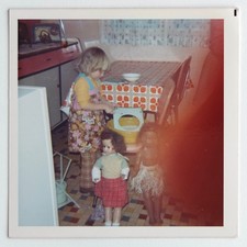 Fille joue cuisine poupées formica hippie 70's intérieur- Photo vintage snapshot