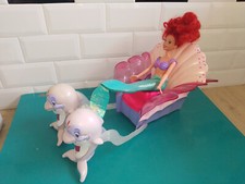 23.06.04.6 Poupée Barbie La petite Sirène Ariel carrosse Simba Disney Mattel