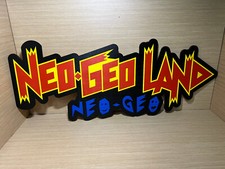LIRE INFO - Affiche logo NEO GEO LAND en bois - écran mural Aes mvs cd