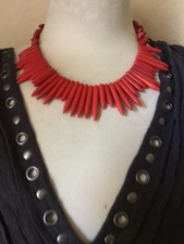Collier pierre rouge couleur