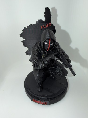 Figurine ribellu cagoulé