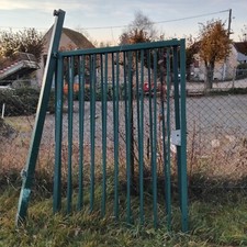A vendre portail en fer vert 2 battants H2m L3m un pied de poteau à consolider