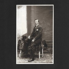 Bel homme élégant pose RPPC