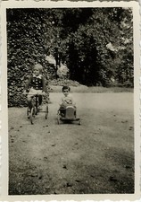 PHOTO ANCIENNE - VINTAGE SNAPSHOT - VOITURE À PÉDALES TRICYCLE VÉLO - TOY