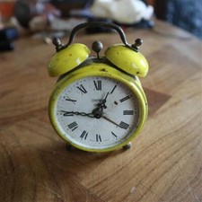 ANCIEN REVEIL MECANIQUE VINTAGE UWESTRA jaune