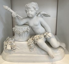 Belle Sculpture En Biscuit D’apres Kessler. Chérubin à La Torche Et Roses