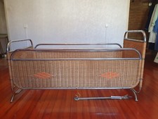 lit bébé osier années 50  fourni avec barres support matelas 