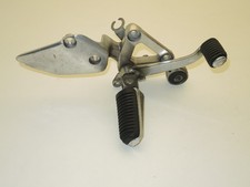 Platine repose pied droit + pédale frein YAMAHA FAZER 600 RJ021 de 1999