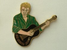 PIN'S JOHNNY HALLYDAY - CHEMISE VERTE - GUITARE NOIRE