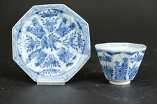 Ancienne tasse et soucoupe octogonale en porcelaine chinoise bleue et blanche...