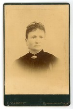 PHOTO CABINET Gaborit à Fontenay-le-Comte, une femme bijoux coiffure