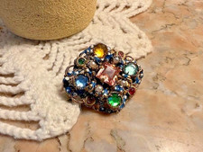Broche ancienne cristal multicolore plaqué or filigrane