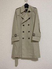 Le Manteau Trench À Tête