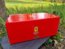7& Ferrari 288 GTO 84 rouge 1/18 Burago + Boite Rouge socle Bois