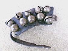 ANCIEN COLLIER CUIR A GRELOTS N°7 - OUTIL DE TRANSUMANCE MONTAGNE OU CHASSE -