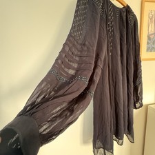 Robe chic noire et évasée -