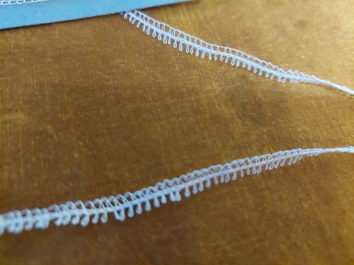 Dentelle ancienne entre deux