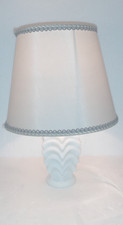 PETITE LAMPE DE CHEVET EN VERRE OPALINISE BLANC DES ANNEES 50  MADE IN FRANCE
