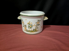 Pot ou cache-pot en faïence à décor de personnages et de fleurs