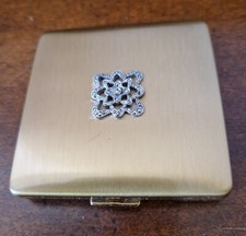 ANCIEN POUDRIER DE SAC EN METAL DORE MOTIF SUR LE COUVERCLE