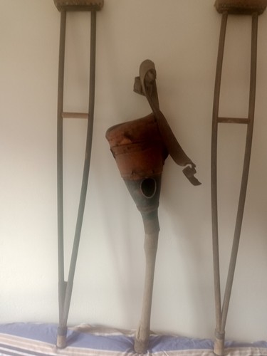 Béquilles avec jambe bois - de,