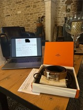 Ceinture Hermes H avec boucle martelée en argent. Ceinture noir/marron