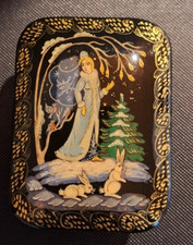 Boite Russe laquée signée 8