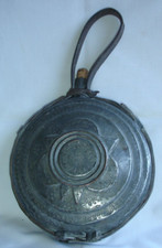 Ancienne Gourde en Cuivre Argenté et Travaillée avec Lanière en Cuir Yougoslavie