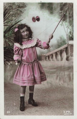 Petite fille joue diabolo - petite,
