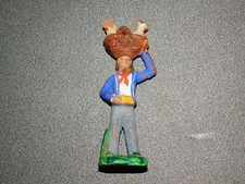 Figurine En Terre Cuite Schwäbisch D'un Homme Avec Un Panier Et Des Poules !