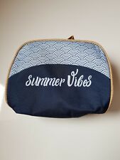 trousse de toilette bleue et