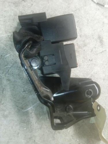 Attache ceinture arriere