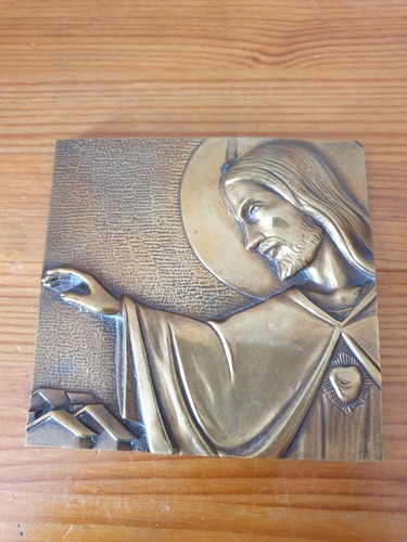 Bas relief suspendre en - à,