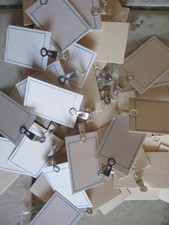 Lot de +  90 étiquettes anciennes pour vêtements 3,5 x2,3 cm   Le lot 5 euros