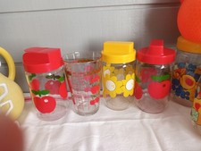 3 ANCIENS POTS HENKEL + VERRE GRADUE DECOR DE POMME/MARGUERITTE AMBIANCE VINTAGE