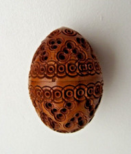 Ancien petit oeuf en noix corozo porte chapelet boite travail de forçat sculpté