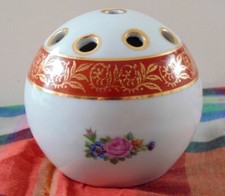 PIQUE FLEUR EN PORCELAINE D'ART -R.M  9 TROUS DIAMETRE 10CM,    A VOIR