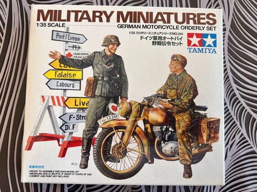Soldats allemands avec moto