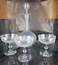 BACCARAT - 3 coupes champagne  +carafe avec bouchon  en cristal taillés