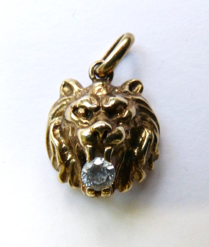 Petit pendentif ancien lion