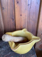 Grand mortier en terre cuite émaillé jaune et pilon en bois