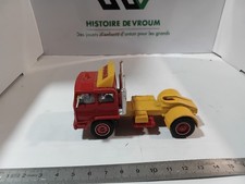 Camion avec attelage pour